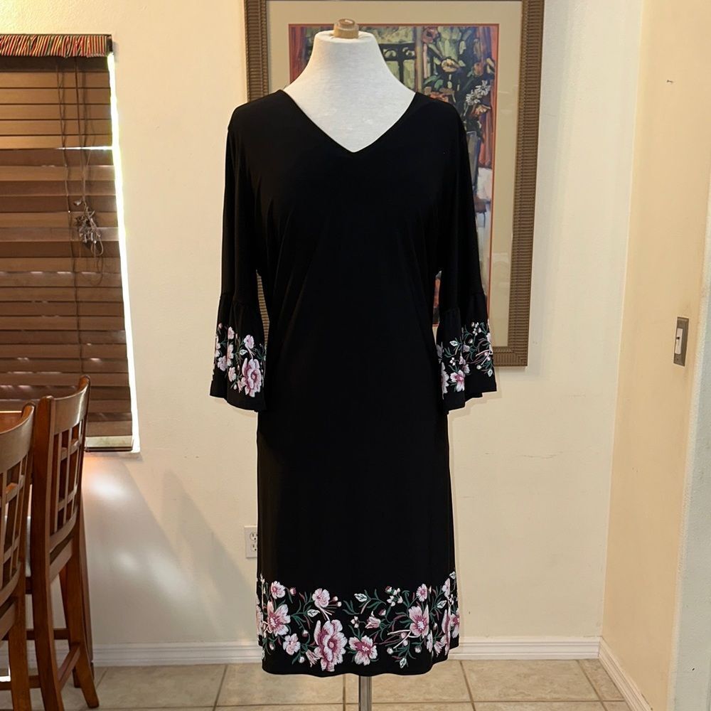 Roz & Ali  Black Floral Shift Dress w/ Ruffled Sleeves  Size 1X - Picture 4 of 12